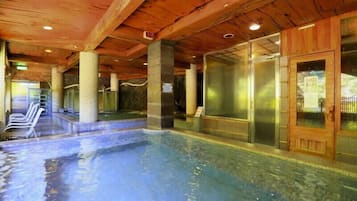 Bañera de hidromasaje cubierta