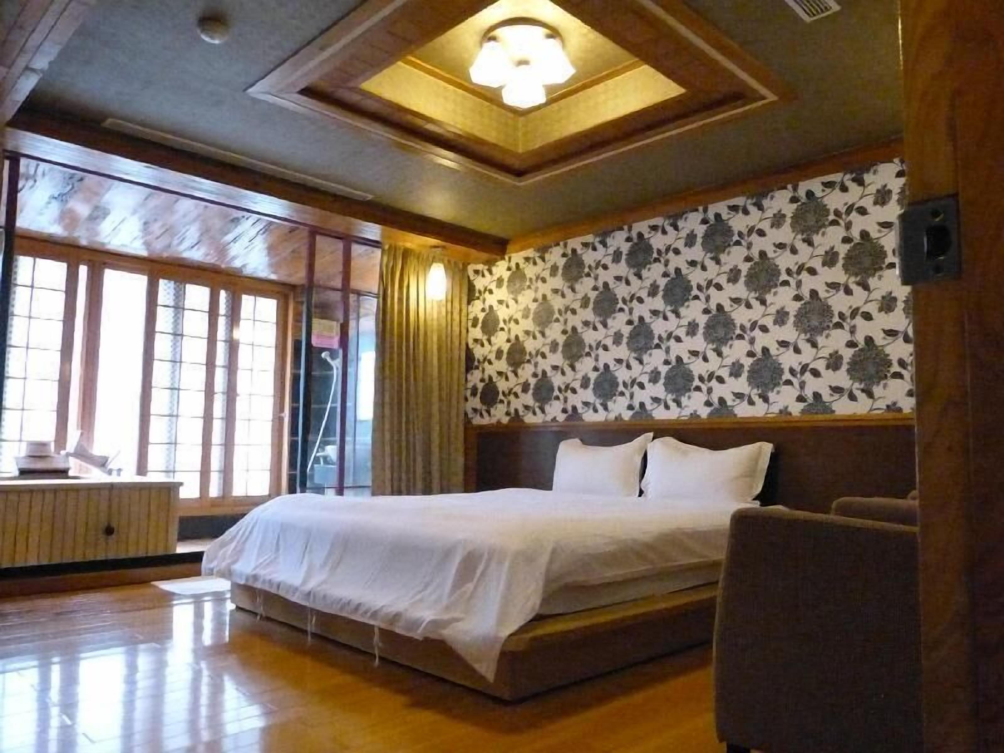 折叠床/加床（额外收费）、免费 WiFi