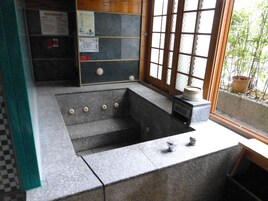 淋浴/盆浴组合、按摩浴缸、免费洗浴用品、吹风机