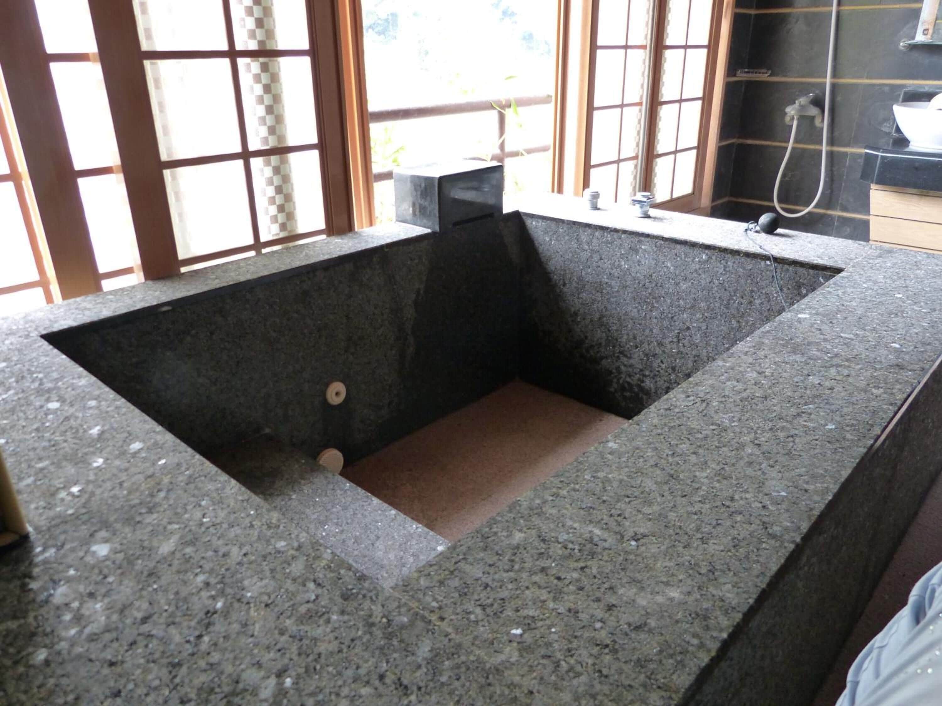 combined shower/bathtub, jetted bath, free toiletries, hair dryer