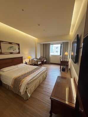 Superior tweepersoonskamer | Luxe beddengoed, een kluis op de kamer, een bureau, geluiddichte muren
