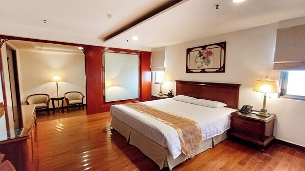 Deluxe Double Room, 1 King Bed | Premium bedding, in-room safe, desk, soundproofing