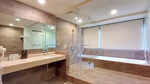 Deluxe-Doppelzimmer, 1 Queen-Bett, Stadtblick | Badezimmer | Kostenlose Toilettenartikel, Haartrockner, Hausschuhe, Handtücher