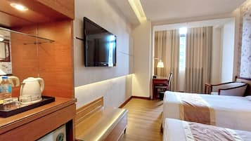 Habitación básica con 2 camas individuales | Ropa de cama de alta calidad, caja fuerte, escritorio