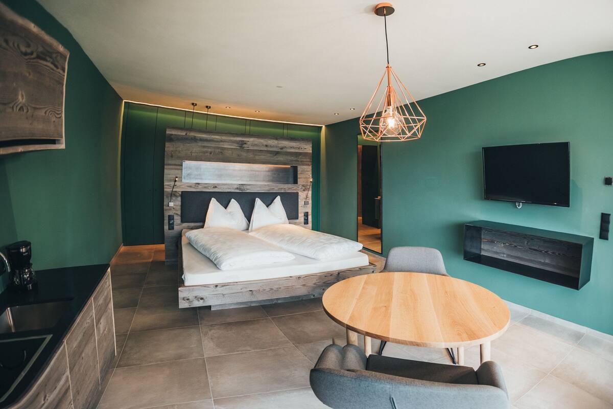 Design Suite, 1 Queen Bed, Non Smoking, Valley View