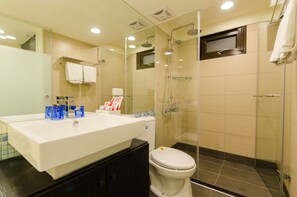 Doppia Standard | Bagno | Doccia, set di cortesia gratuito, asciugacapelli, pantofole
