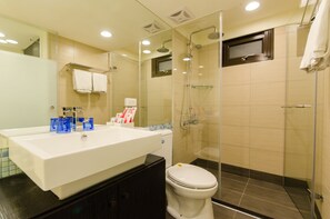 Chambre Double Standard | Salle de bain | Douche, articles de toilette gratuits, sèche-cheveux, chaussons