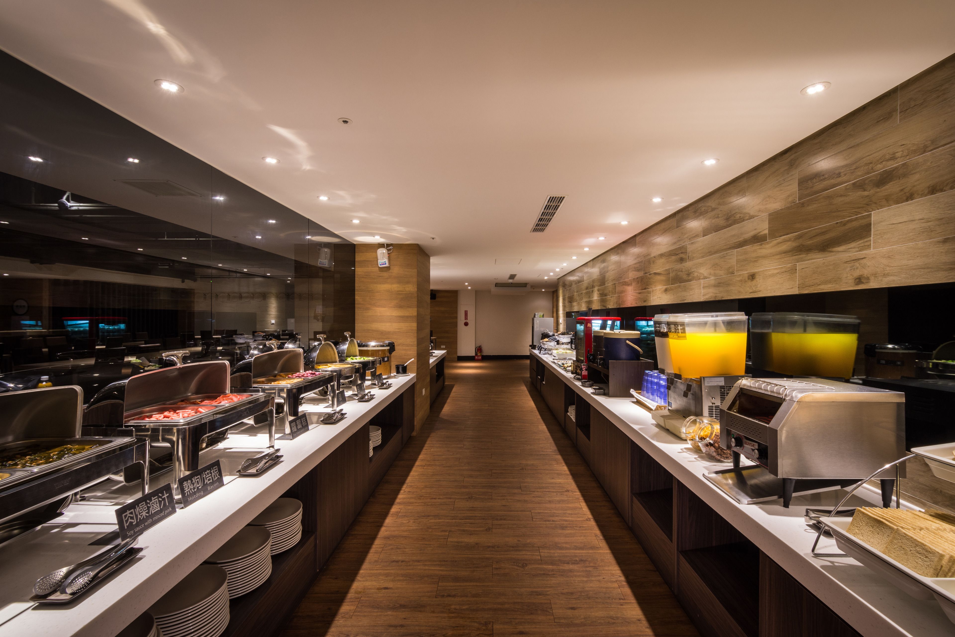 Frokost med lokale retter hver dag (TWD 250 per person)