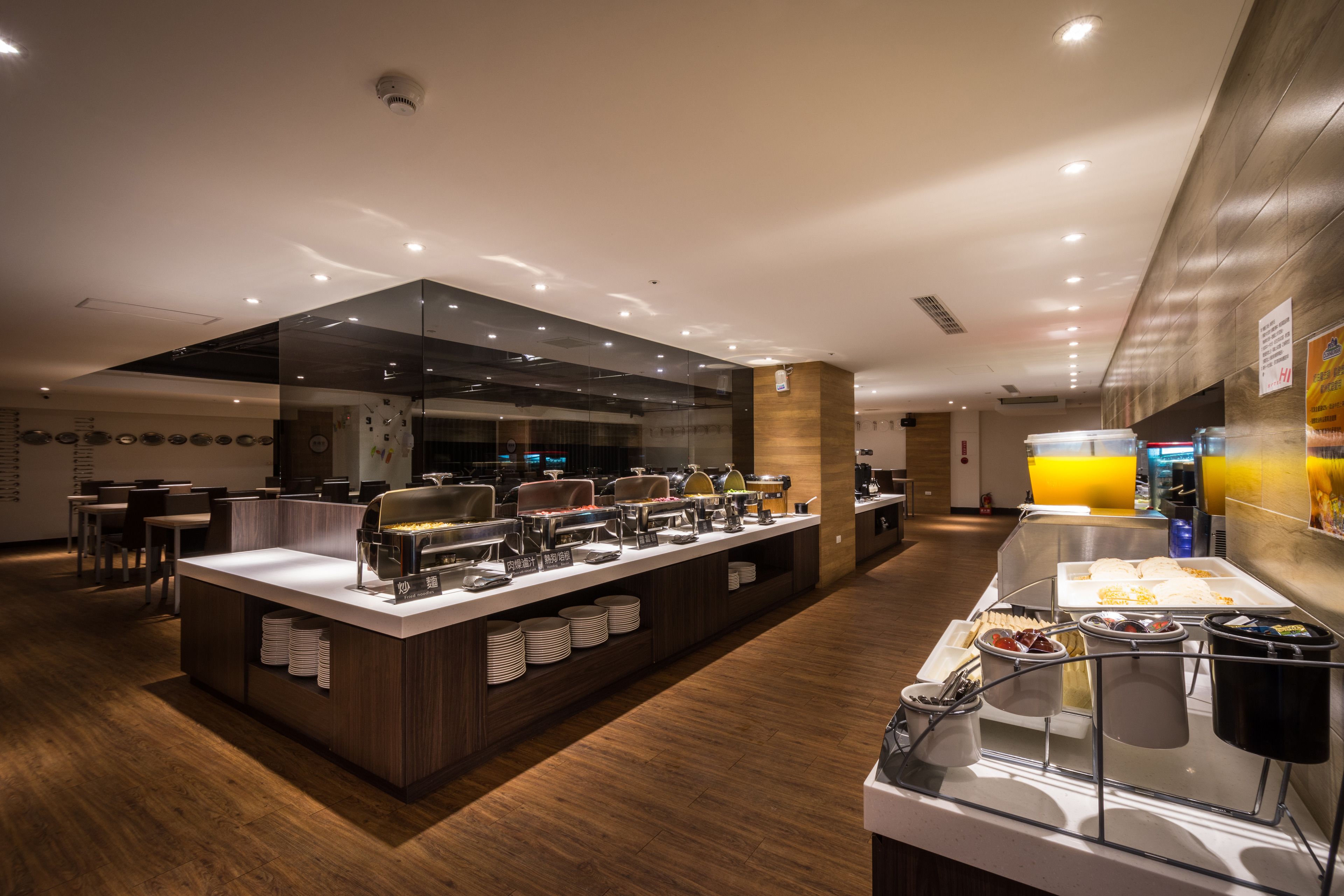 Un buffet de petit-déjeuner moderne offrant un large choix de plats et un espace de libre-service pour les boissons.