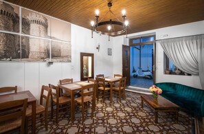 Tägliches Frühstücksbuffet (6 EUR pro Person)