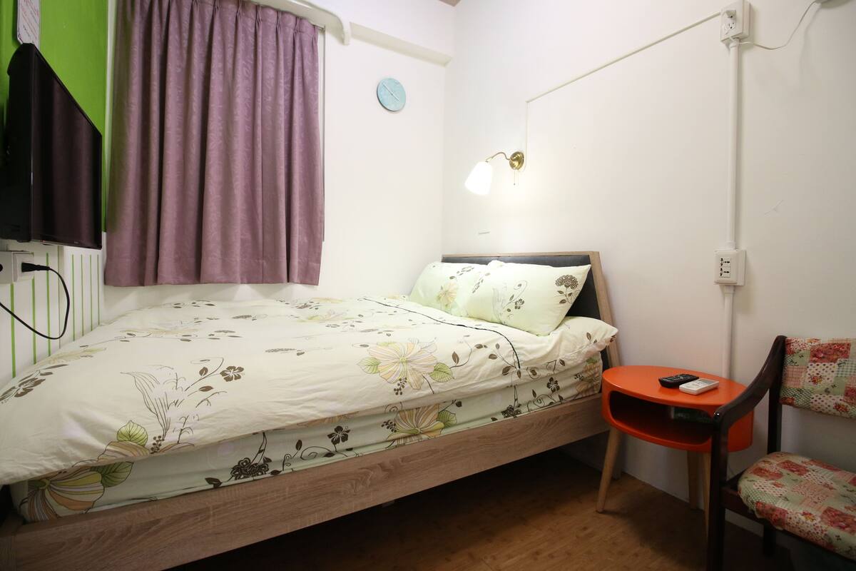 Basic Double Room, 1 Double Bed, Shared Bathroom | Free WiFi, bed sheets