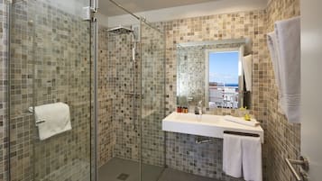 Regadera, secadora de cabello, toallas