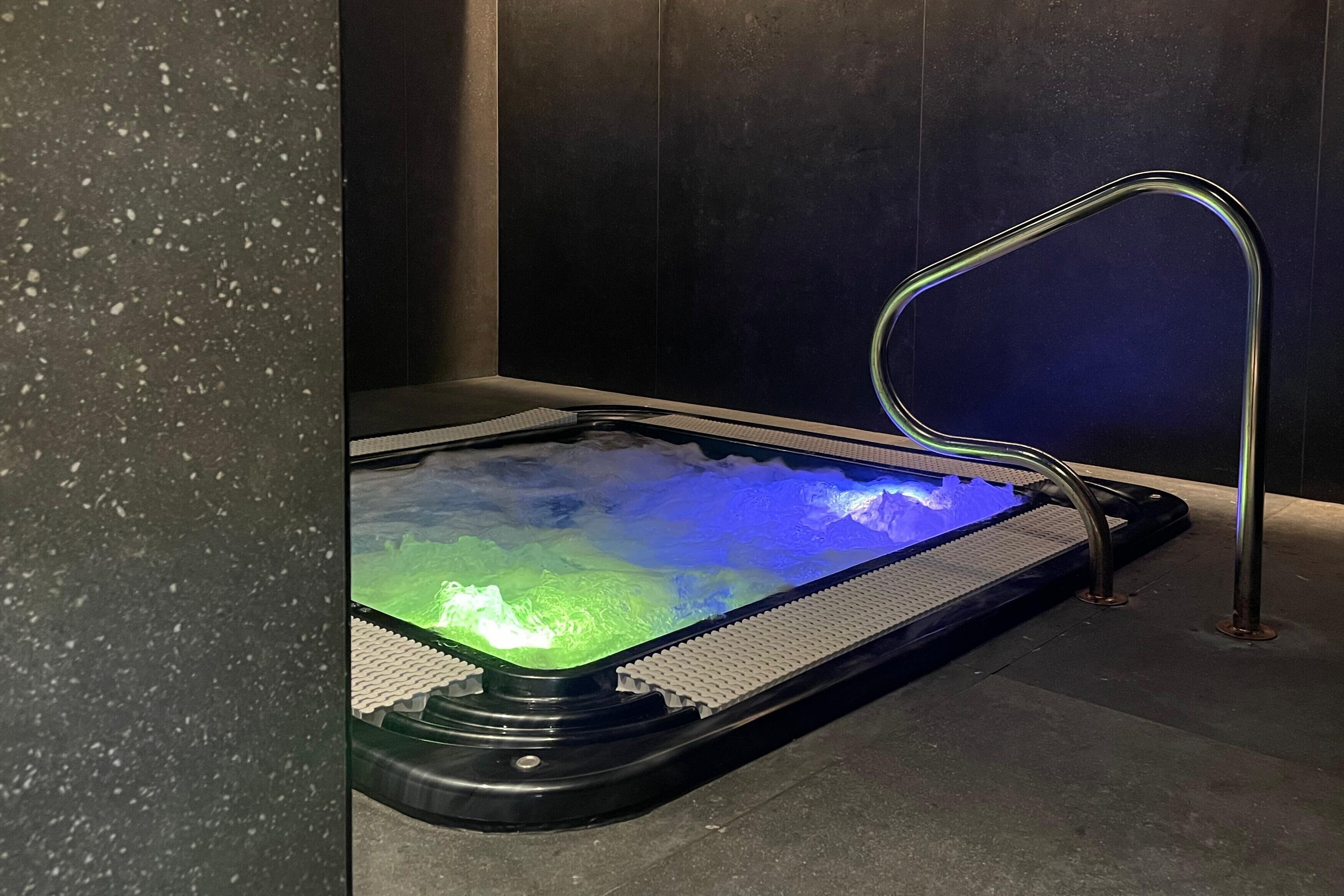 sauna, hot tub, steam room, turkish bath/hammam, body treatments