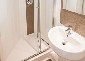 Shower, free toiletries, hair dryer, towels - Beech Court - Hostel (Stirling)