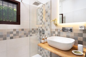 Family Apartment, 2 Bedrooms | Bathroom | Deep-soaking bathtub, free toiletries, hair dryer, towels - Monemvasia Green Apartments (Monemvasia)