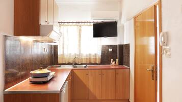 Appartement, 1 slaapkamer, uitzicht op bergen | Privékeuken | Een koelkast, een koffiezetapparaat/waterkoker, een waterkoker