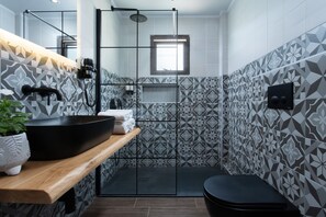Standard Studio | Bathroom | Deep soaking tub, free toiletries, hair dryer, towels - Monemvasia Green Apartments (Monemvasia)