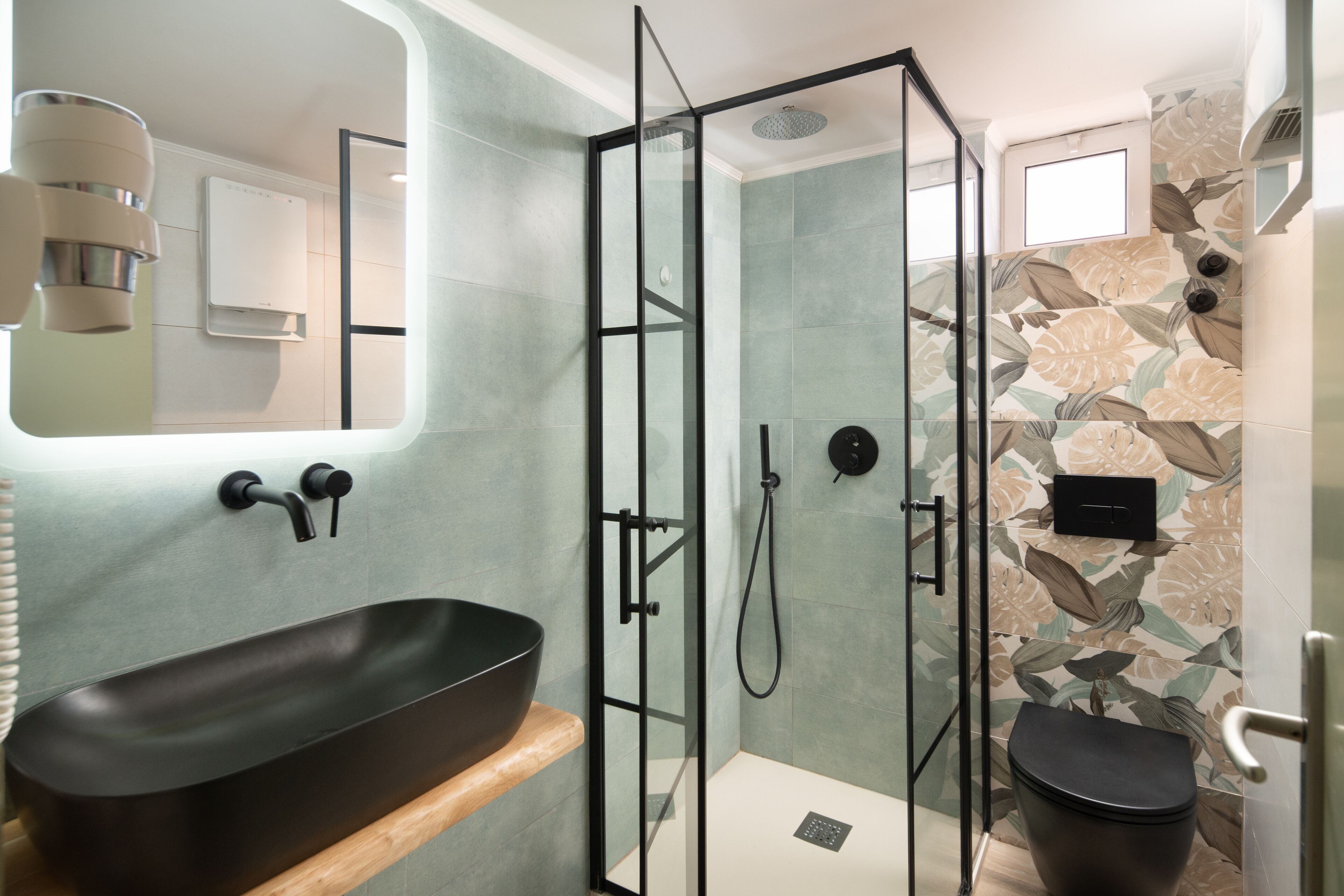 Une salle de bain moderne avec une baignoire sur pieds, une douche à parois de verre et des toilettes.
