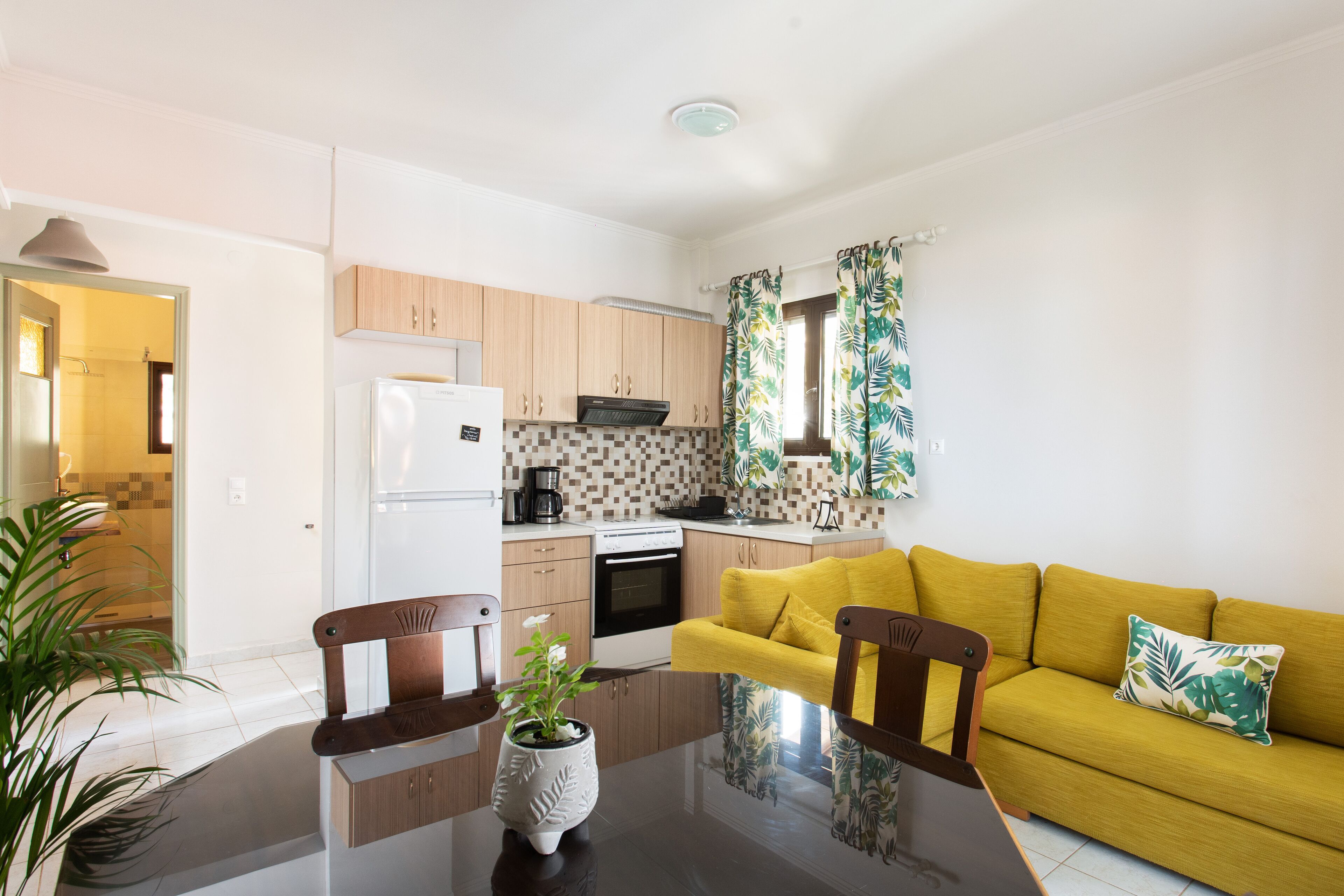 Apartamento família, 2 quartos | Área de estar | TV de tela plana