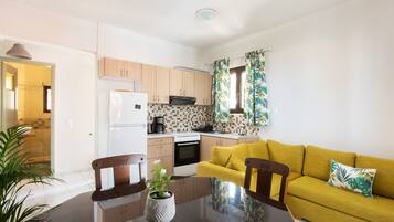 Familie appartement, 2 slaapkamers | Woonruimte | Een flatscreentelevisie