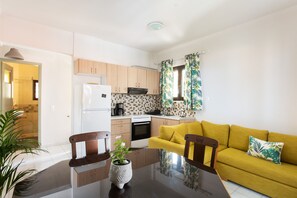 Family Apartment, 2 Bedrooms | Ruang tamu | TV skrin rata 