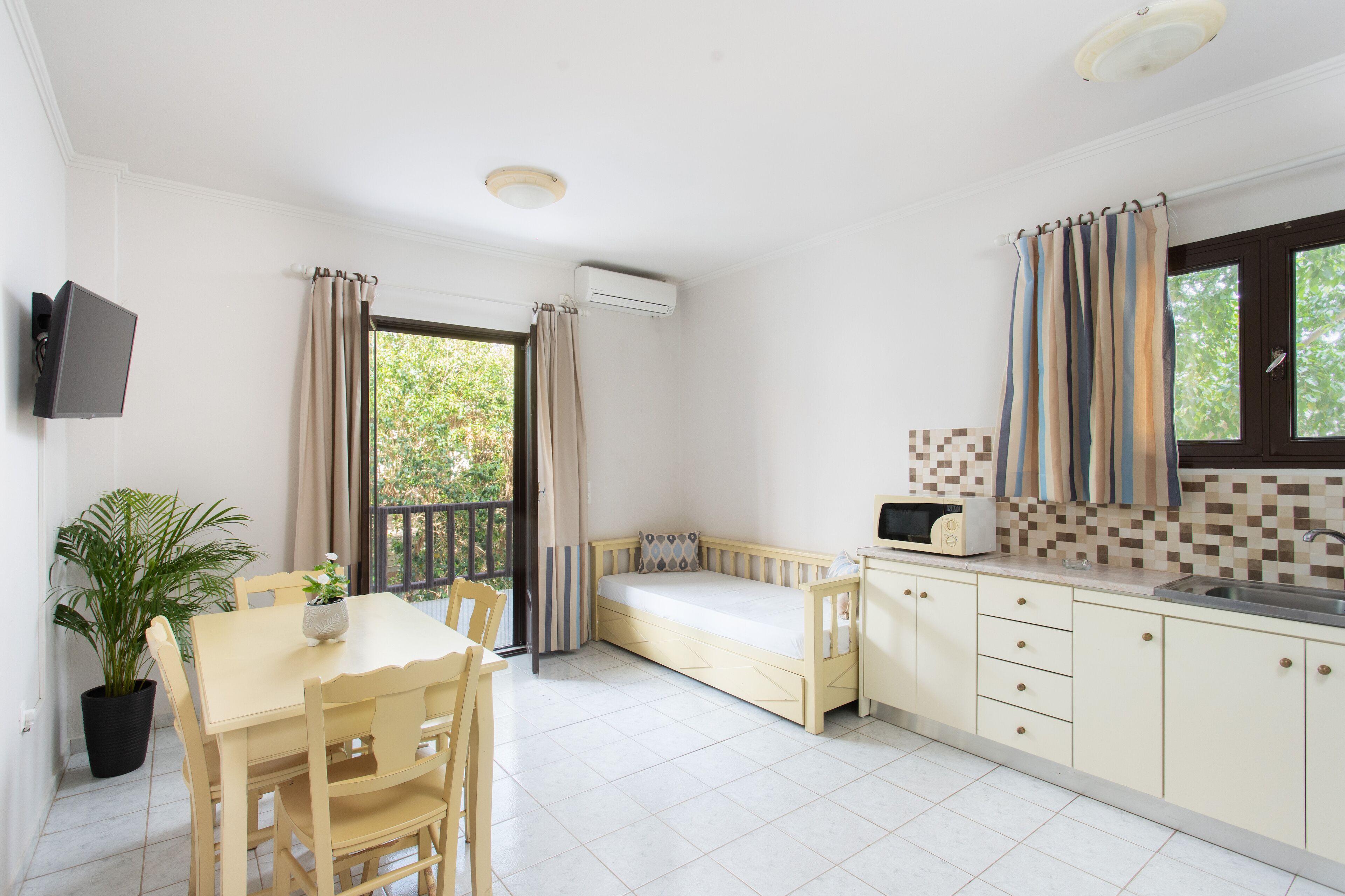 ファミリー アパートメント 2 ベッドルーム | リビング エリア | 薄型テレビ