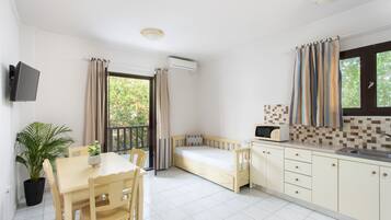 Departamento familiar, 2 habitaciones | Área de sala de estar | Televisión de pantalla plana