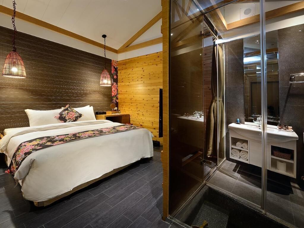 1 多间卧室、高档床上用品、办公桌、遮光窗帘