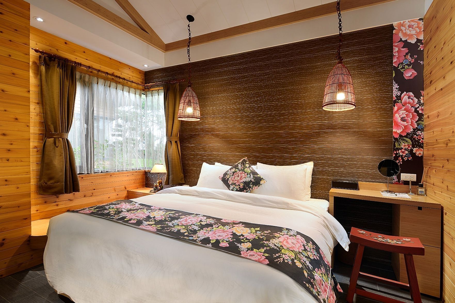 1 多间卧室、高档床上用品、办公桌、遮光窗帘