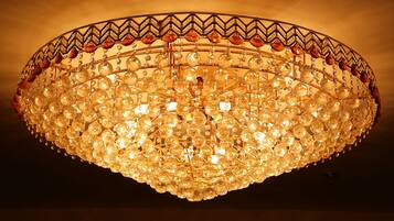 Un candelabro con múltiples detalles de cristal y una estructura metálica decorativa.