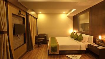 Minibar, escritorio, tabla de planchar con plancha y camas extra