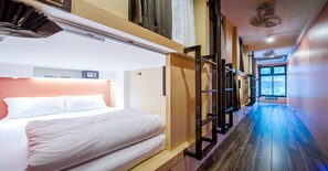In-room safe, free WiFi, bed sheets - Matchbox Bangkok Hostel (Bangkok)