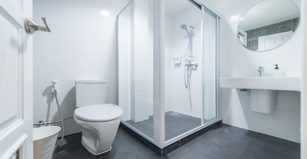 Dusche, kostenlose Toilettenartikel, Haartrockner