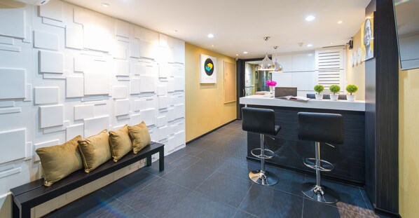 Lobby sitting area - Matchbox Bangkok Hostel (Bangkok)