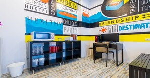 In-room business centre - Matchbox Bangkok Hostel (Bangkok)