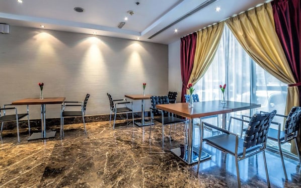 S'hi serveixen plats de cuina de l'Orient Mitjà