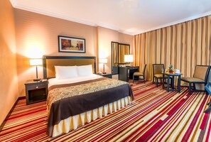 Deluxe Studio | In-room safe, desk, laptop workspace, soundproofing