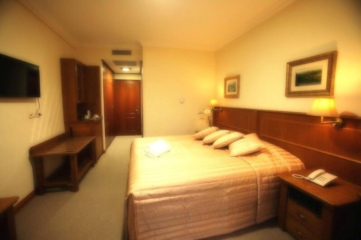 Suite Eksekutif | Seprai premium, minibar, brankas, dan meja kerja