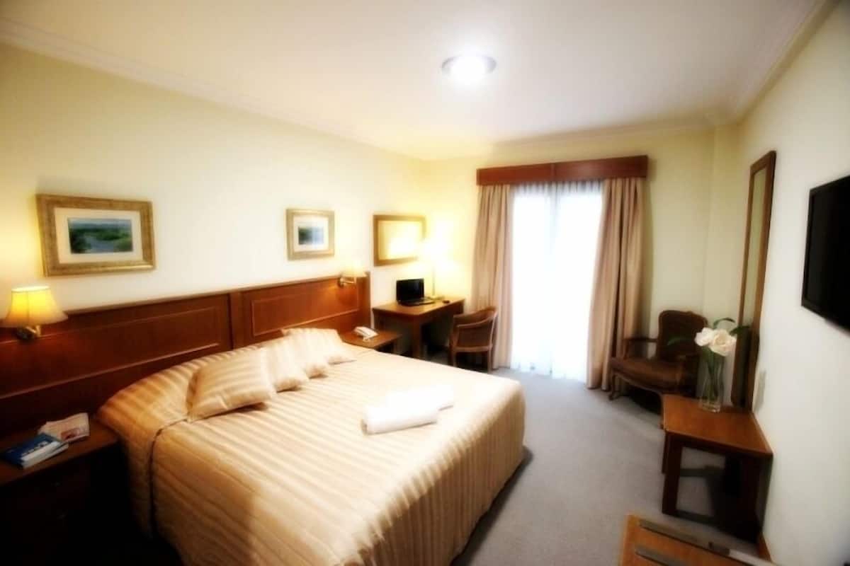 Seprai premium, minibar, brankas, dan meja kerja
