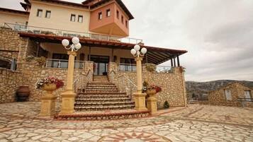 المنطقة المحيطة بالمنشأة