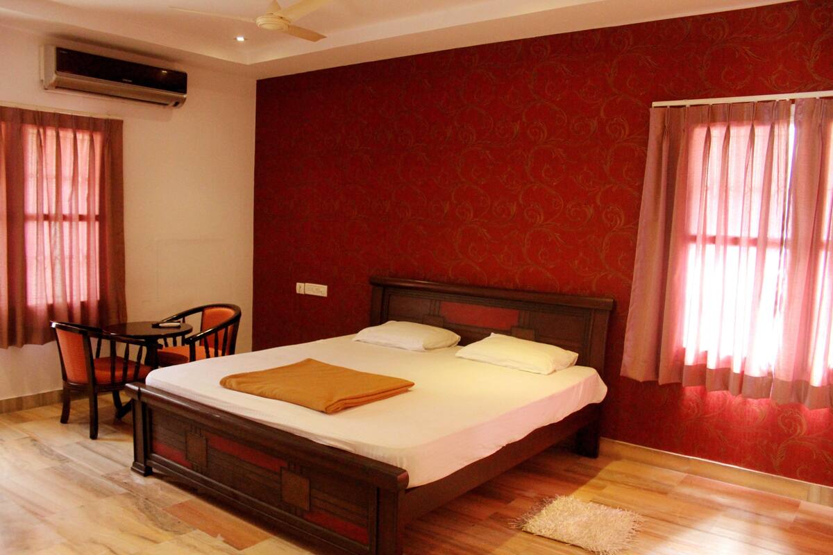 Phòng Tiêu chuẩn, 1 giường cỡ king | Bàn, giường gấp/giường phụ (phụ phí)