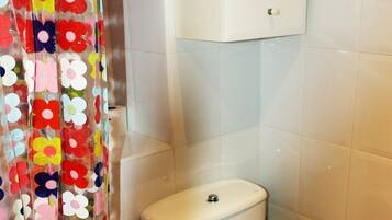 Combined shower/bathtub, free toiletries