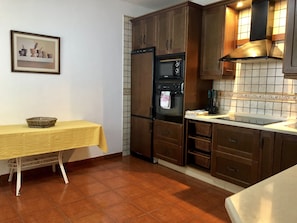 Superior-Apartment, 3 Schlafzimmer, Terrasse | Eigene Küche | Großer Kühlschrank, Mikrowelle, Ofen, Herdplatte