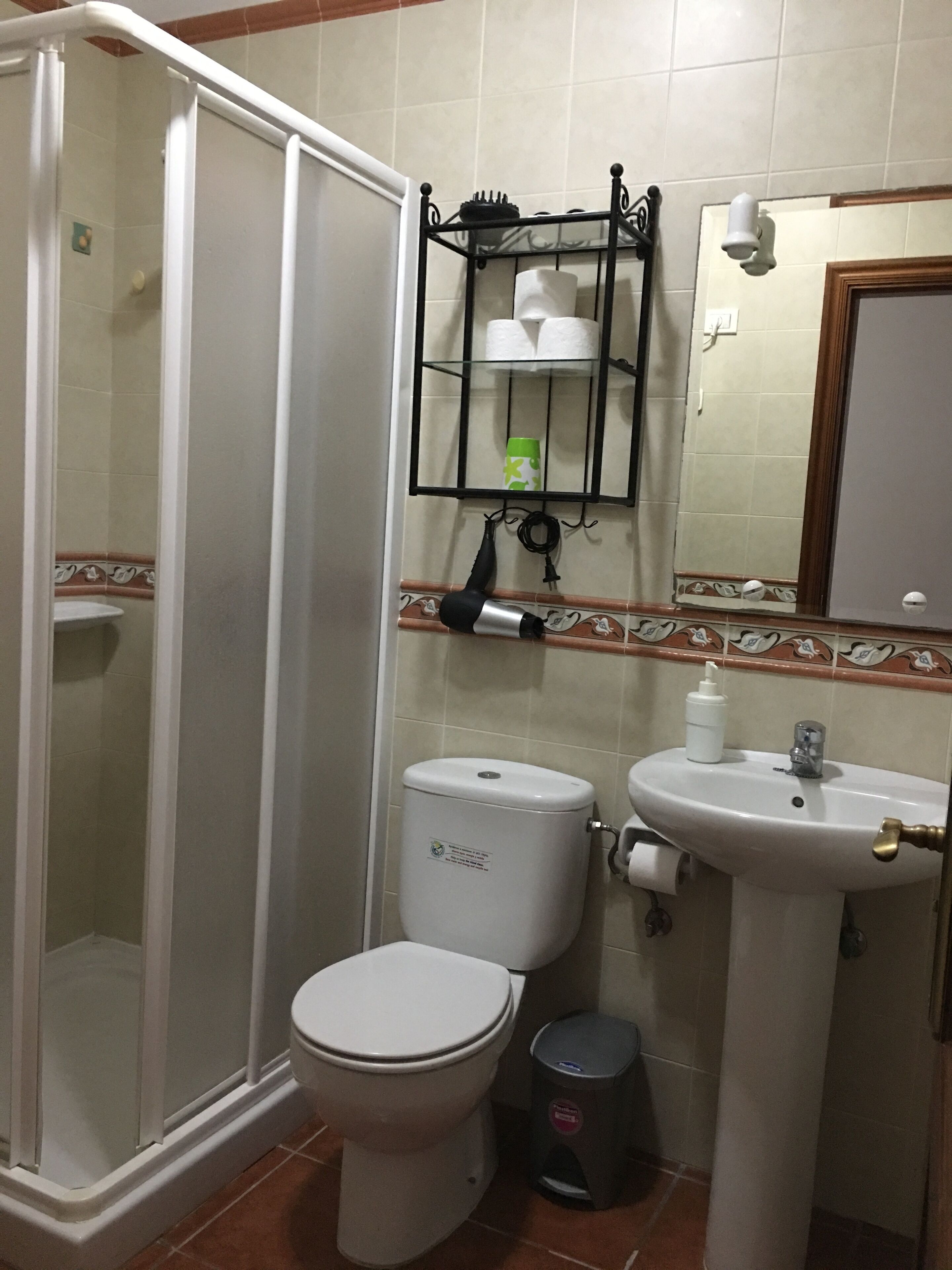 Ein Badezimmer mit Toilette, Waschbecken und Dusche.