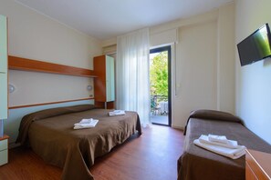 Skrivebord, skrivebord for bærbar PC, wi-fi (inkludert) og sengetøy