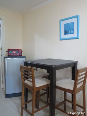 Shared Dormitory | In-room dining