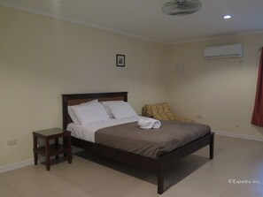 Safe på rommet, skrivebord, ekstrasenger (mot et tillegg) og sengetøy