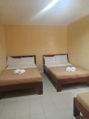 Dormitory | In-room safe, desk, rollaway beds, bed sheets - Villa del Pueblo (Panglao)
