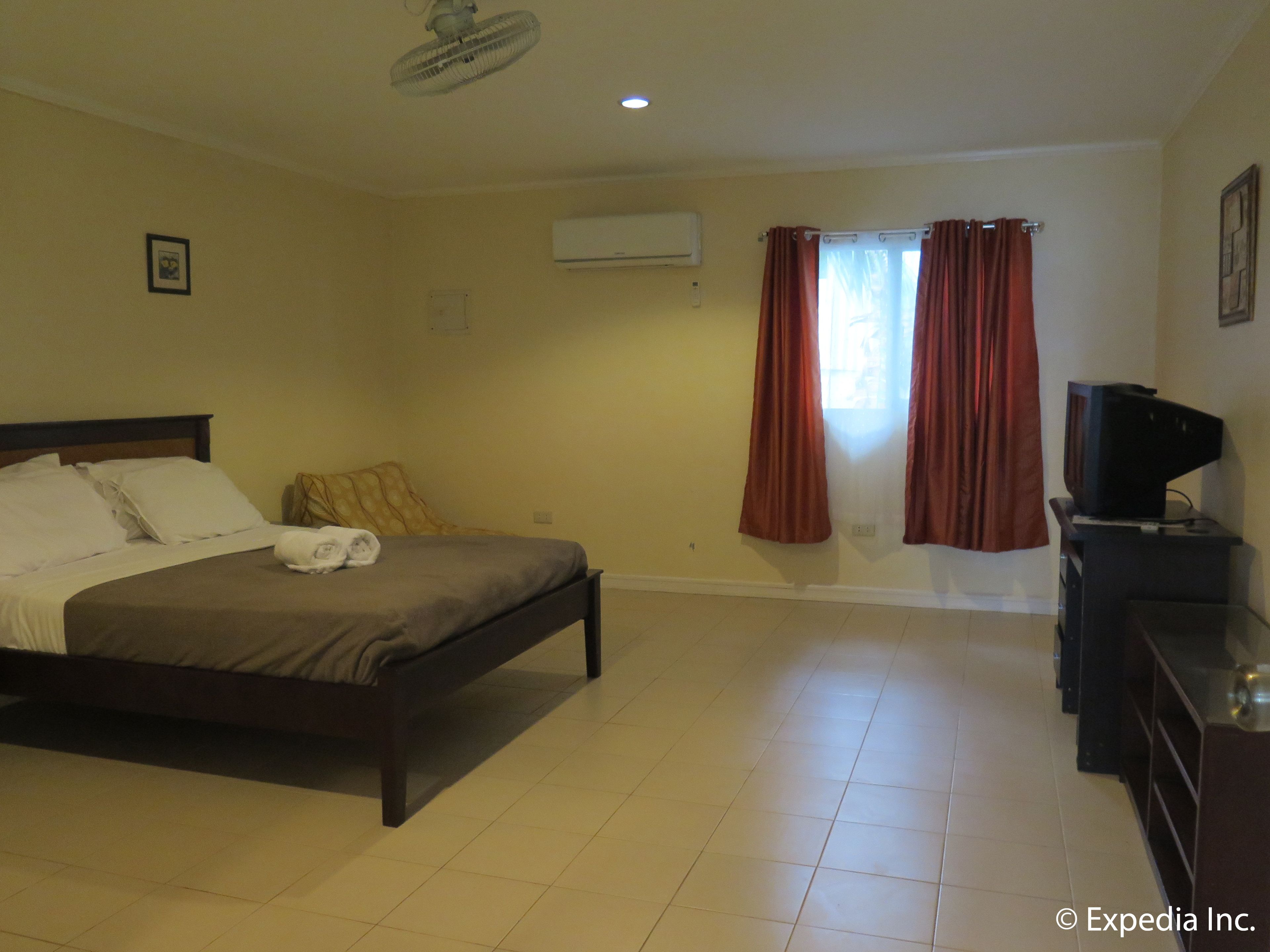 セーフティボックス (室内)、デスク、可動式ベッド、ベッドシーツ