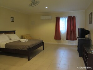 Zimmersafe, Schreibtisch, Zustellbetten, Bettwäsche